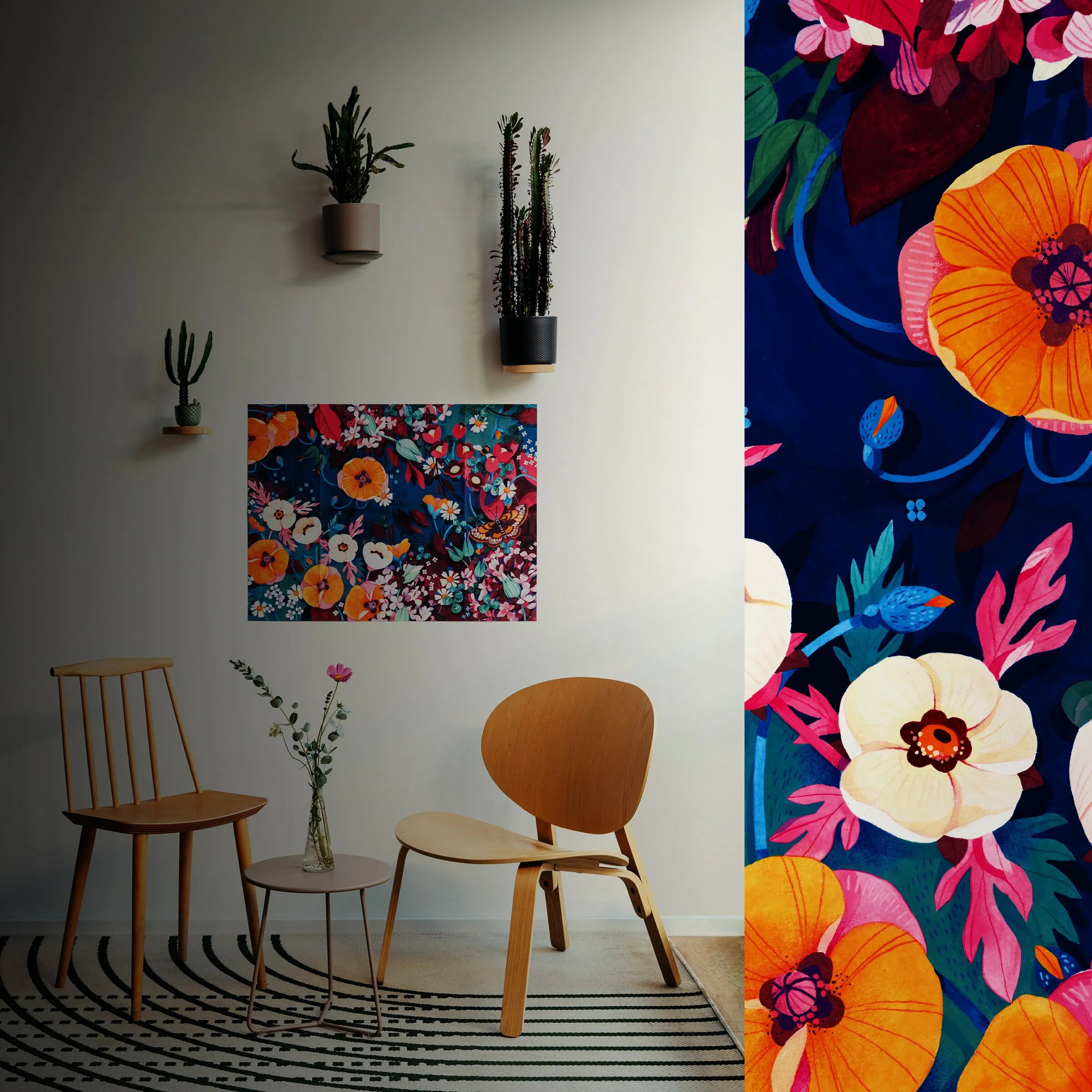 Botanisches MGS-Poster an der Wand über Holzstühlen