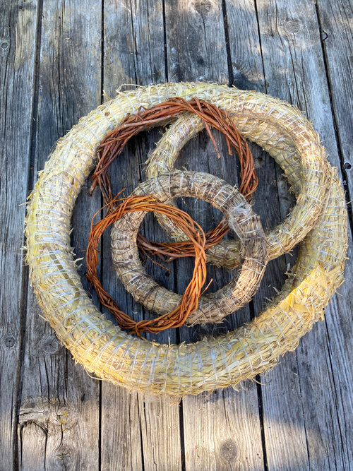 Wreath bases made of straw and willow twigs on wooden boards