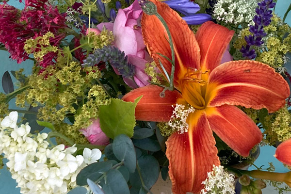 Fire, flowers, herbal incense – celebrate the magic of midsummer  Blogpost Illustration